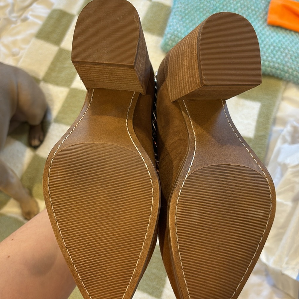 BROWN SIZE 9 STEVE MADDEN BOOTIES WITH CHAIN. Never worn - Picture 4 of 4